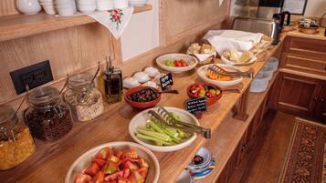 Un bufé con diferentes tipos de comida y utensilios.