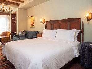 Minibar, caja de seguridad en la habitación y decoración personalizada 