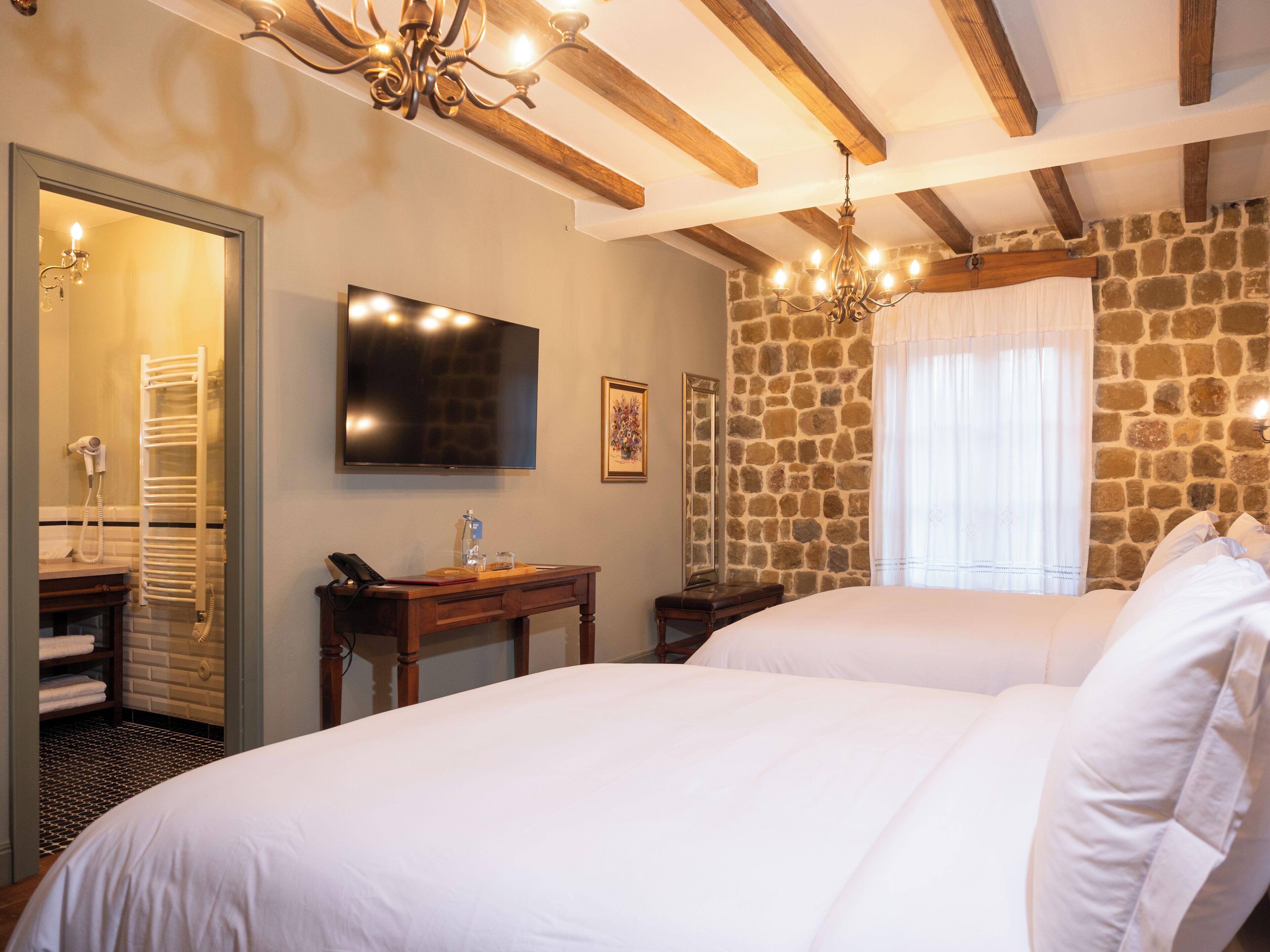 Deluxe suite, uitzicht op stad | Een minibar, een kluis op de kamer, individueel gedecoreerd