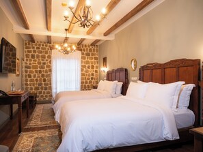 Deluxe suite, uitzicht op de stad | Een minibar, een kluis op de kamer, individueel gedecoreerd