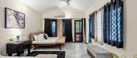 3 bedrooms, desk, iron/ironing board, free WiFi