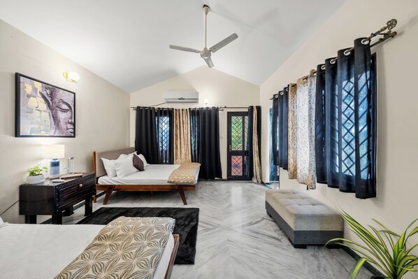 3 quartos, escrivaninha, ferros/tábuas de passar roupa