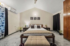 3 bedrooms, desk, iron/ironing board, free WiFi