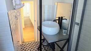 Dusj, hårføner, bidé og håndklær