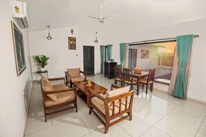 Chambre Familiale | Coin séjour | Télévision à écran plat, imprimantes