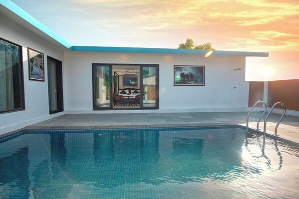 1 غرفة نوم وخزنة داخل الغرفة وبديكورات فريدة لكل غرفة