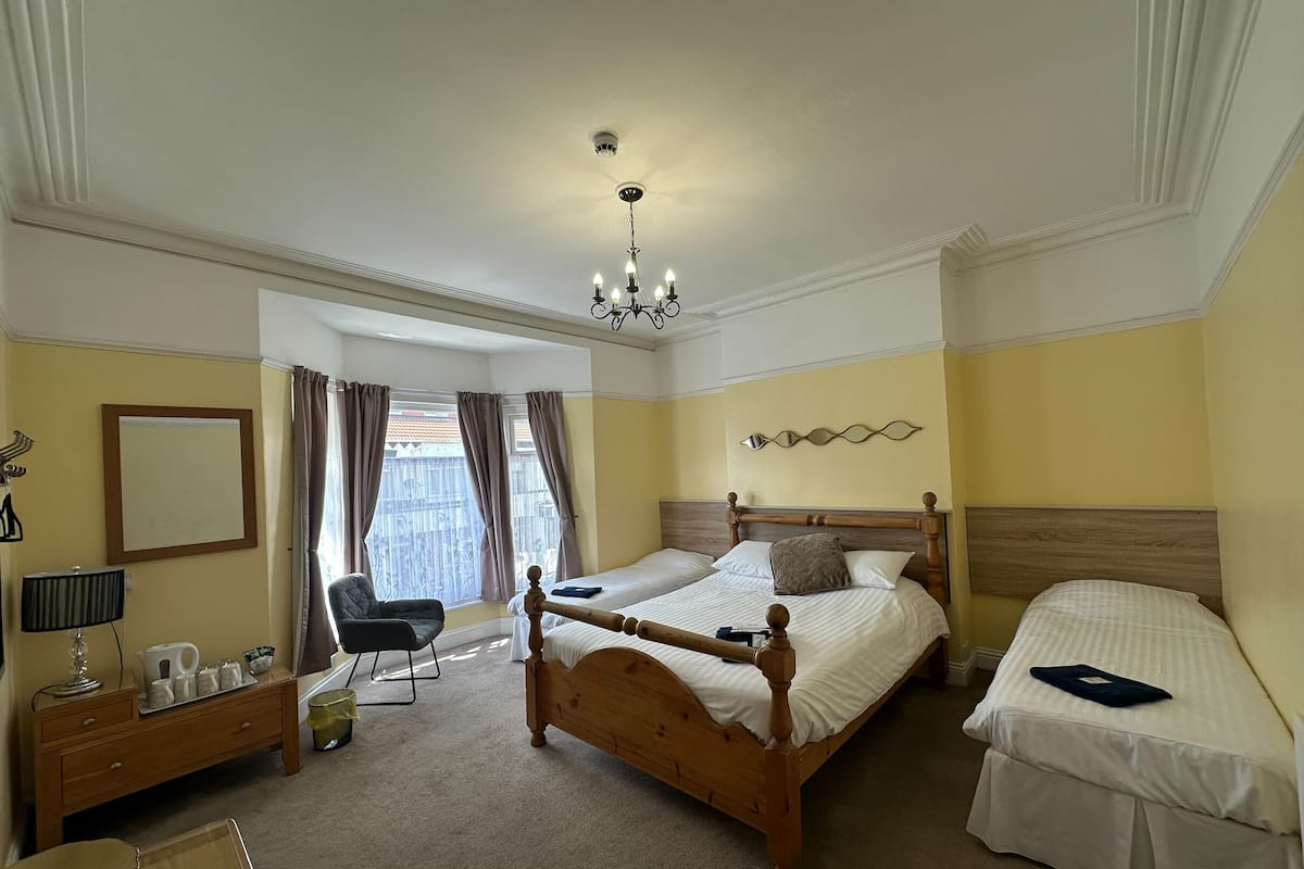 Room 6 - 1 Single bed and 1 Double bed | WiFi (free)