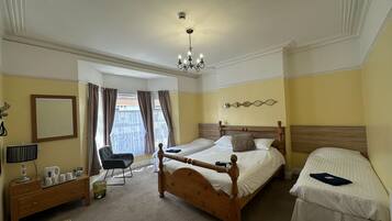 Room 6 - 1 Single bed and 1 Double bed | WiFi (free)