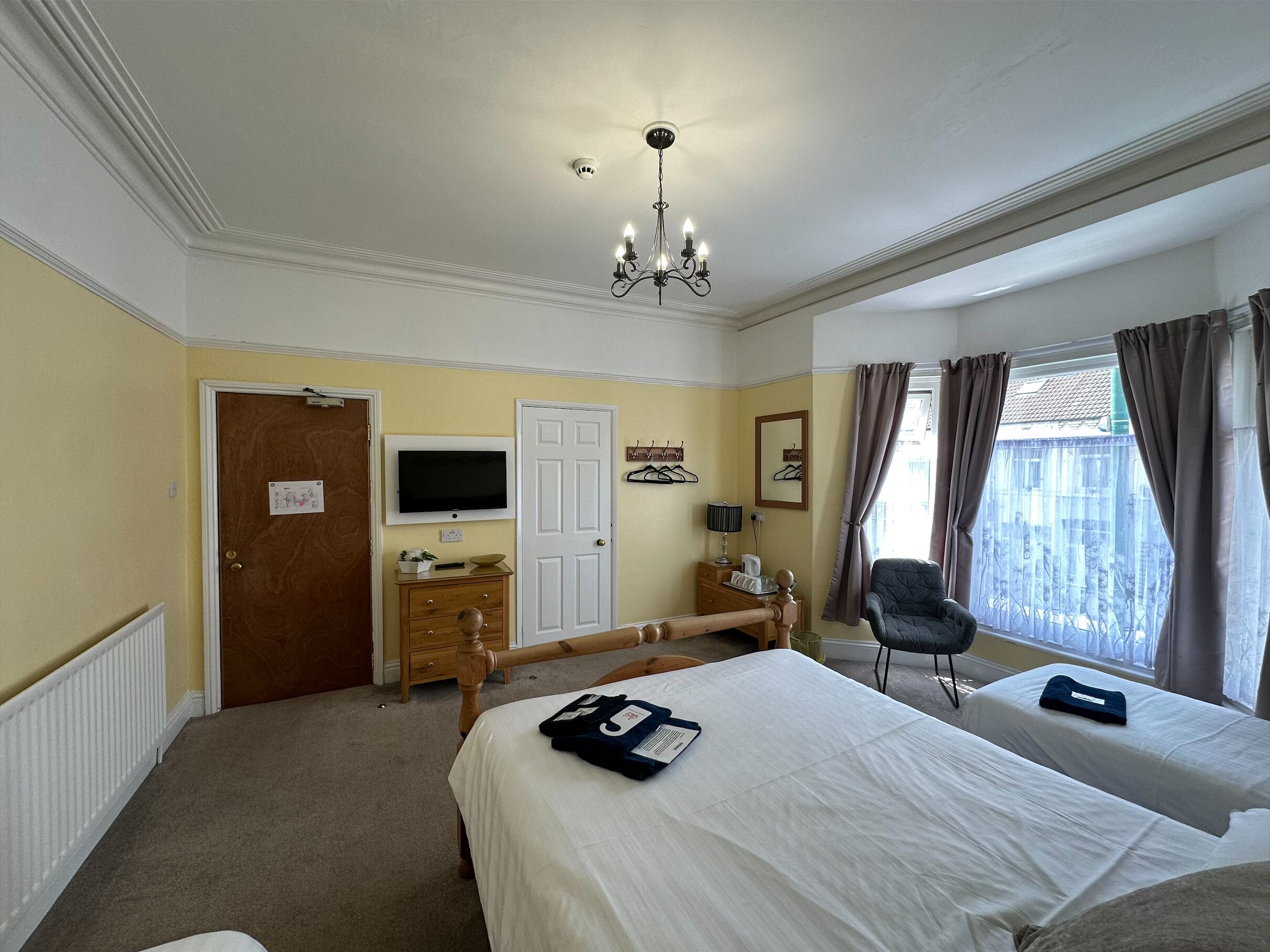 Room 6 - 1 Single bed and 1 Double bed | Wi-Fi ฟรี
