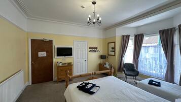 Room 6 - 1 Single bed and 1 Double bed | WiFi (free)