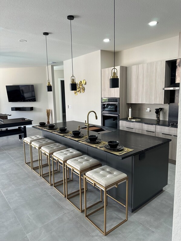 Microondas, horno, placa de cocina, lavavajillas