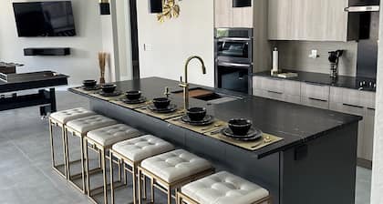 Spacious 4-bedroom house in gorgeous Cape Coral with WiFi, AC