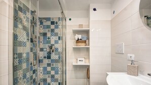 A bathroom with a shower, a toilet, and a sink. - Casetta Di Laura In Massa Lubrense (Massa Lubrense)