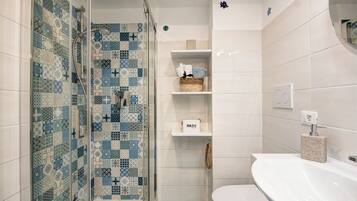 Apartment, Meerblick | Badezimmer | Dusche, Haartrockner, Handtücher