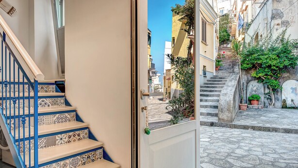 A narrow street with a staircase leading to a building. - Casetta Di Laura In Massa Lubrense (Massa Lubrense)
