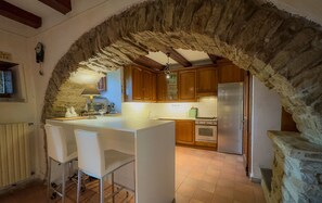 Jääkaappi, uuni, liesi, astianpesukone