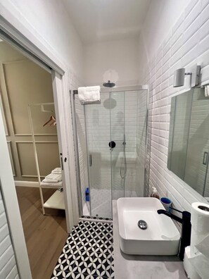 Dusche, Haartrockner, Bidet, Handtücher