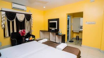 Deluxe Double Room | Bathroom | Hair dryer, towels, soap, shampoo