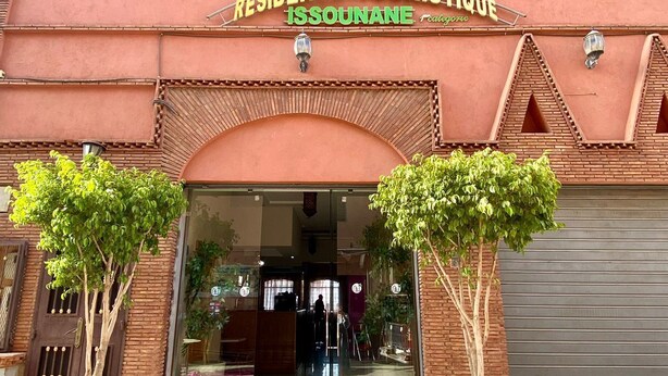 Ein Gebäude mit einem Schild, auf dem „Residence Touristique Issounane“ steht.