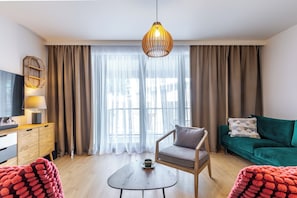 Appartement, balcon | Salle de séjour | Téléviseur à écran plat de 37 po avec télévision numérique, téléviseur