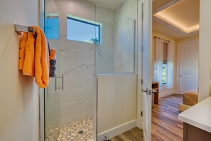 Shower, hair dryer, bidet, towels - VILLA GRAND PARADISE – HEATED POOL & SPA | GULF ACCESS | BOAT RENTAL + TOURS VOUCHER INCL. (Cape Coral)