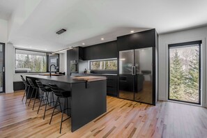 Fridge, microwave, oven, stovetop - Ski Saint-Come - Spa and Sauna - Le TAMARÄK (Lanaudière)