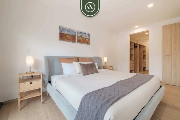 2 bedrooms, desk, iron/ironing board, travel crib