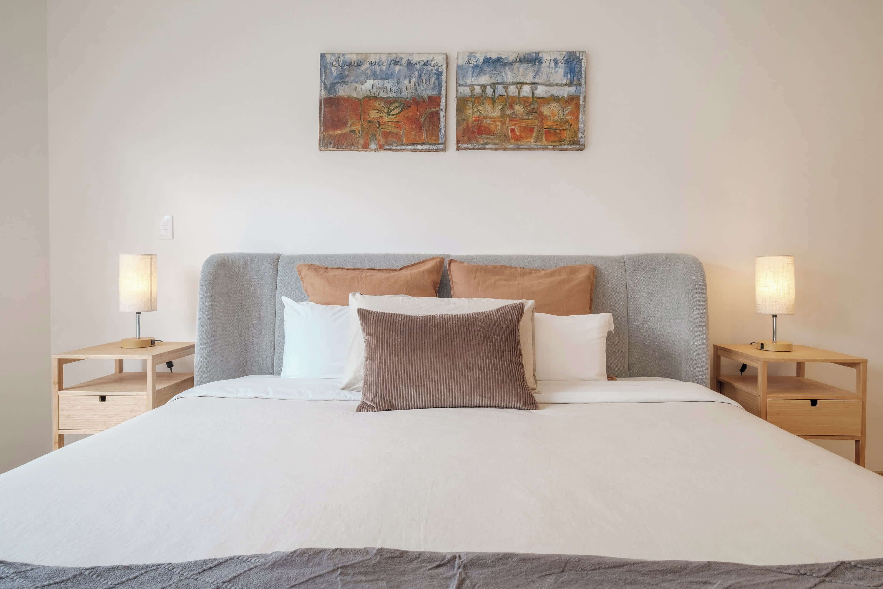 2 slaapkamers, een bureau, een strijkplank/strijkijzer, reisbedje