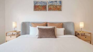 2 slaapkamers, een bureau, een strijkplank/strijkijzer, reisbedje