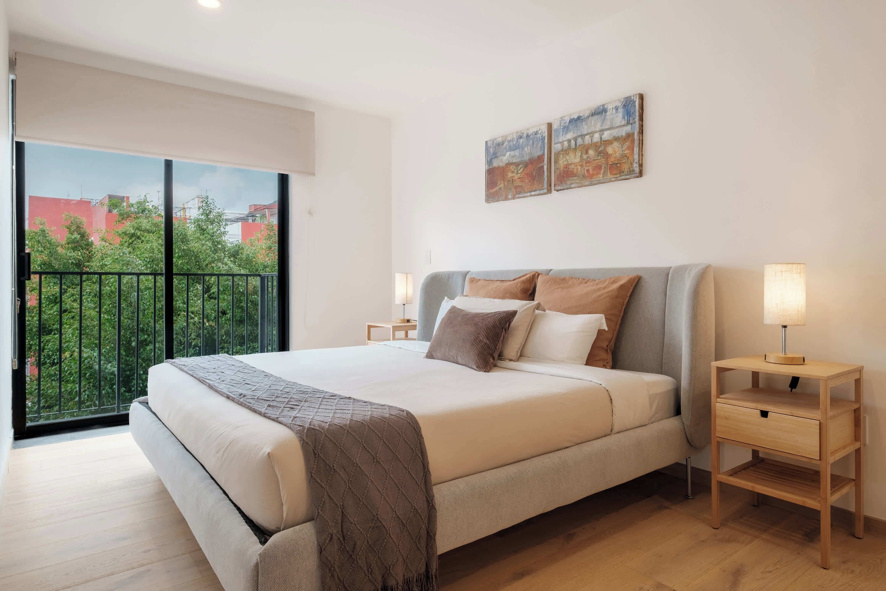 2 Schlafzimmer, Schreibtisch, Bügeleisen/Bügelbrett, Reisekinderbett