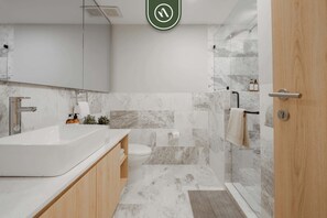 Regadera, secadora de cabello, toallas 