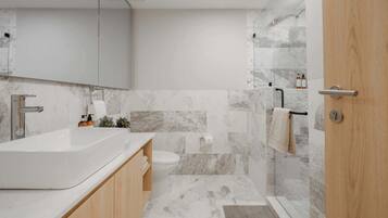 Een douche, een haardroger, handdoeken