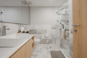Shower, hair dryer, towels