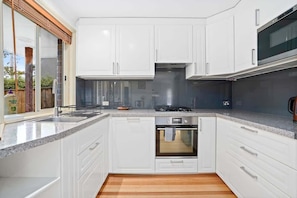 Geladeira, micro-ondas, fogão, cooktop