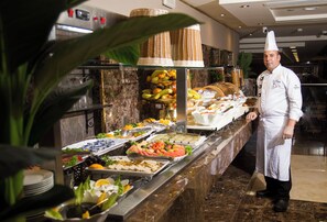 Petit déjeuner buffet (49 SAR par personne)