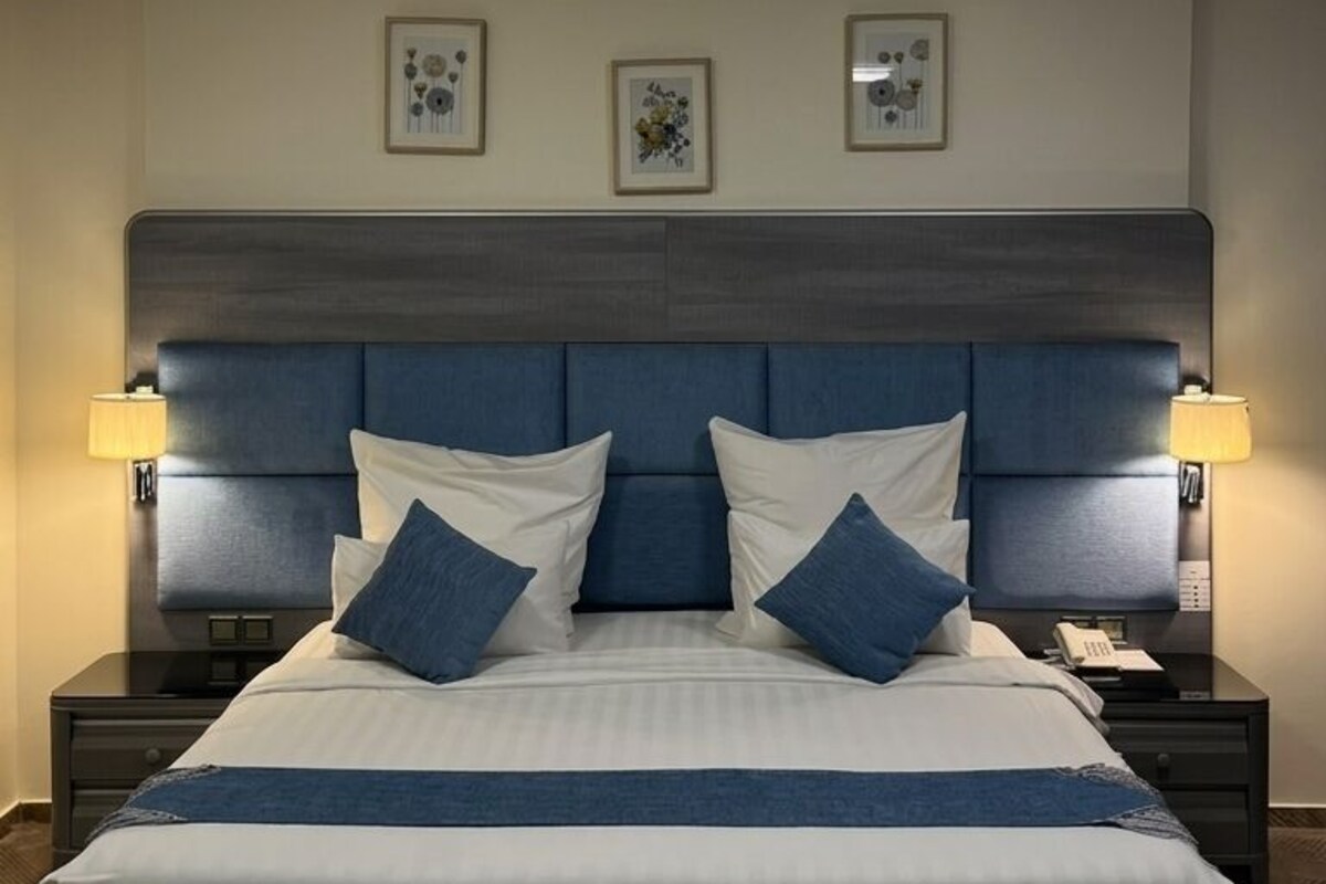 Deluxe tweepersoonskamer, 1 kingsize bed, uitzicht op de stad | Een gratis minibar, een kluis op de kamer, een bureau