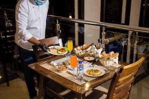 Petit déjeuner buffet (49 SAR par personne)