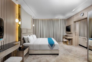 Honeymoon Studio Suite, 1 King Bed, Private Bathroom | Minibar (free items), in-room safe, desk, laptop workspace