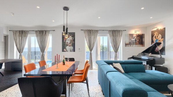 Televisión y chimenea 