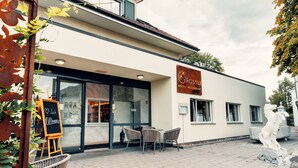 Een modern hotelgebouw met een bord waarop staat 