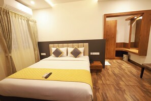 Desk, laptop workspace, free WiFi, bed sheets - PPH Living Rajathagiri Palace Premium (Bengaluru)