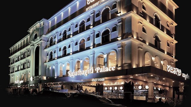 Un immeuble à plusieurs étages comprenant un restaurant, une salle de réception et des chambres.