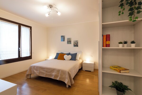 Comfort Apartment | Iron/ironing board, free WiFi