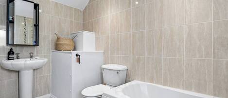 Hårføner, håndklær, såpe og toalettpapir