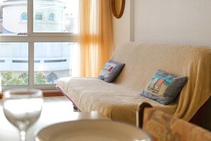 Una televisión, libros