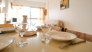 Una mesa de comedor con platos, vasos y cubiertos.