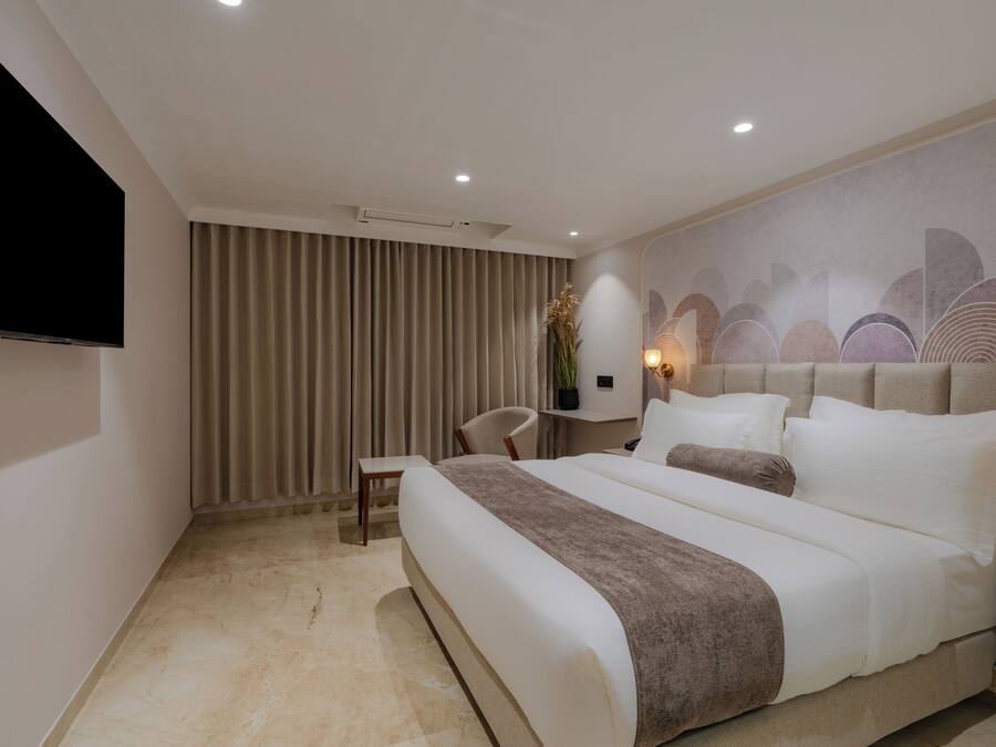 Classic Room | Egyptian cotton sheets, premium bedding, memory foam beds, soundproofing