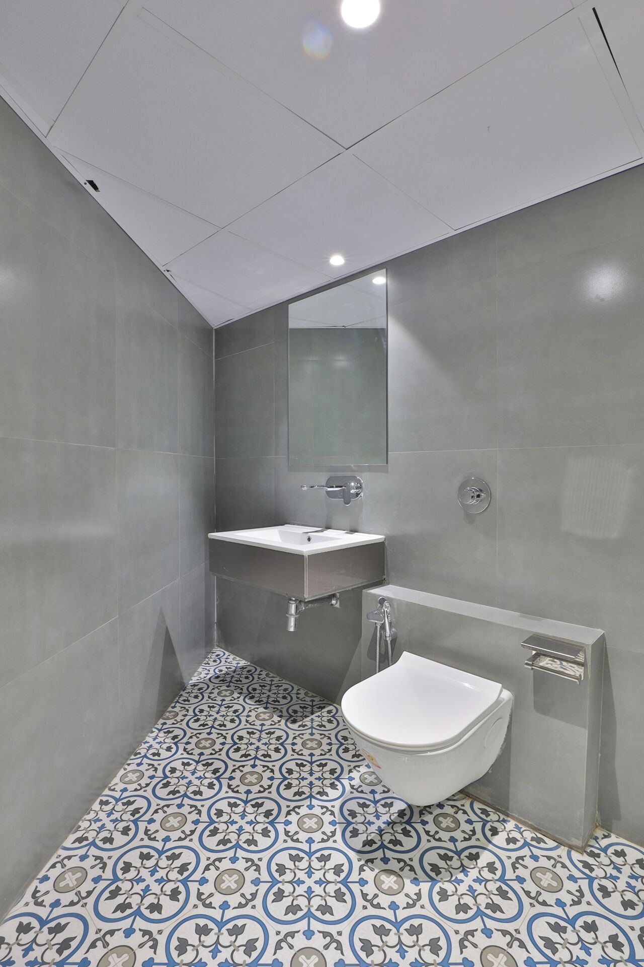 Deluxe Room | Bathroom | Shower, rainfall showerhead, free toiletries, hair dryer