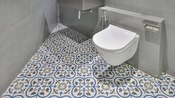 Deluxe Room | Bathroom | Shower, rainfall showerhead, free toiletries, hair dryer