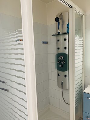 Shower, hair dryer, towels, soap - Feet in the water (Sanary-sur-Mer)